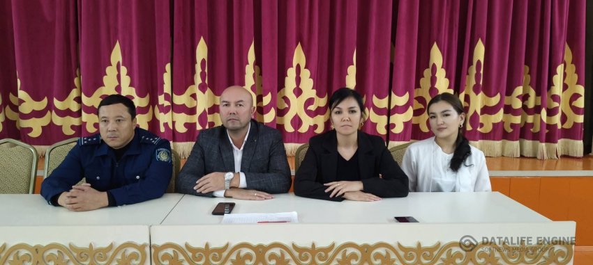 Оқушылармен жиналыс өткізілді.